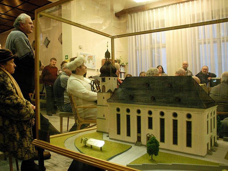 V knihovně je model zničeného kostela.