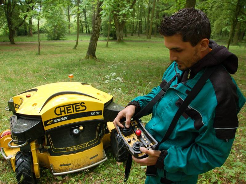 DÁLKOVĚ ŘÍZENÁ ROBOTICKÁ SEKAČKA bude v těchto dnech k vidění na travnatých pozemcích města Chebu. Její hlavní funkce představil pracovník Ondřej Štefan. 