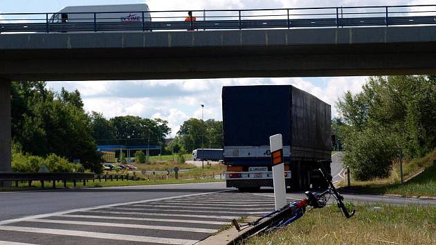 Policisté museli na Chebsku řešit nehodu kamionu a cyklisty