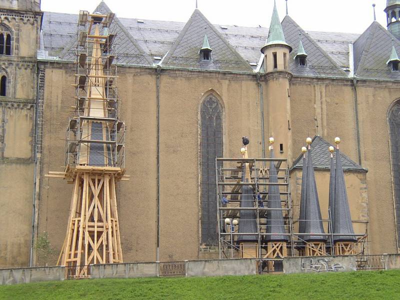 Obnova věží chebského chrámu objektivem Karla Bruknera