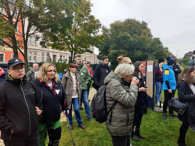 Voják ve výslužbě, armádní generál Petr Pavel, který se po výslužbě věnuje mnoha dobrovolnickým aktivitám zejména v pomoci zdravotnickému systému, zařízením sociální péče a vzdělávání na dálku navštívil Karlovarský kraj.