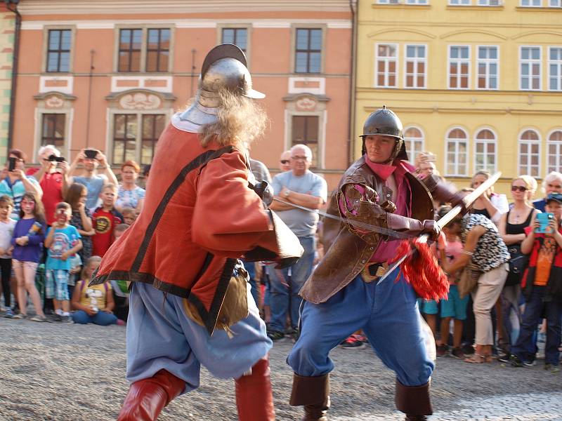 Jarmark, středověká vesnička, rytířský turnaj na koních a také velká bitva. To a spousty dalšího čekalo na návštěvníky Valdštejnských slavností, které se v Chebu konaly uplynulý pátek a sobotu.