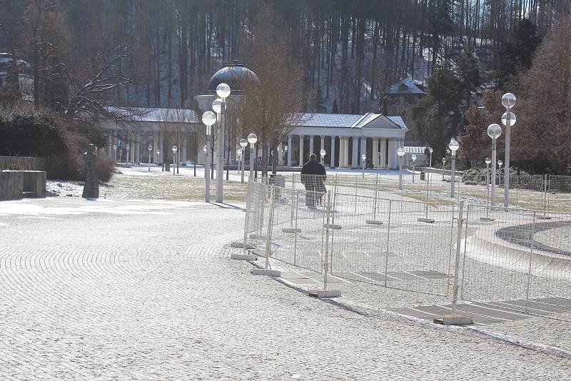 Liduprázdné Mariánské Lázně v sobotu 20. března dopoledne.