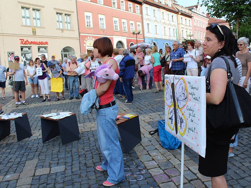 Na chebském náměstí Krále Jiřího z Poděbrad protestovala proti Andreji Babišovi zhruba stovka demonstrujících.