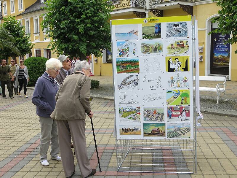 Přes osm stovek vtipů bylo týden vidět na Národní třídě ve Františkových Lázních. Konal se tu totiž pátý ročník Mezinárodního festivalu kresleného humoru.