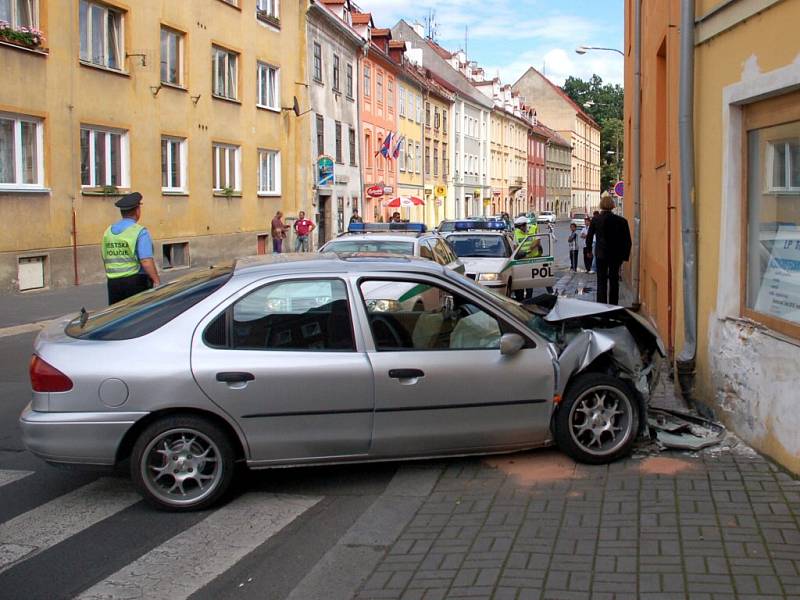 Dopravní nehoda u Kasárního náměstí v Chebu