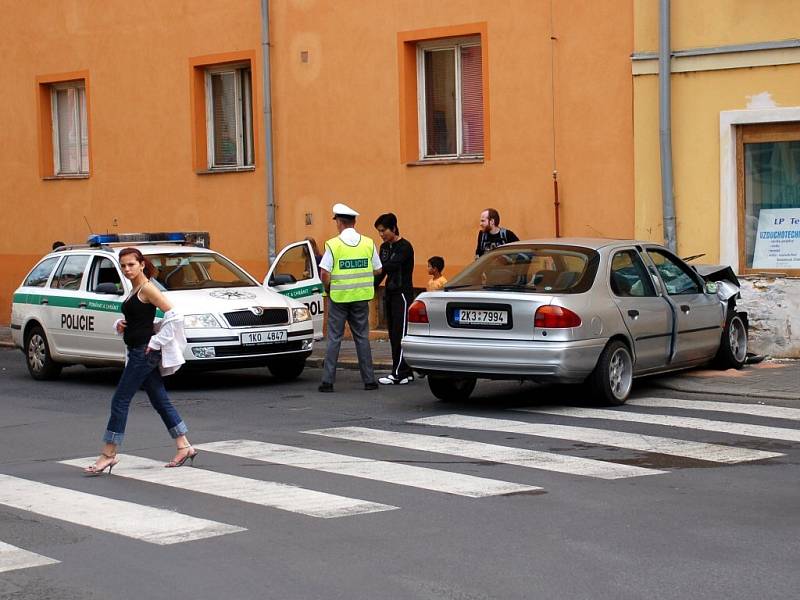 Dopravní nehoda u Kasárního náměstí v Chebu