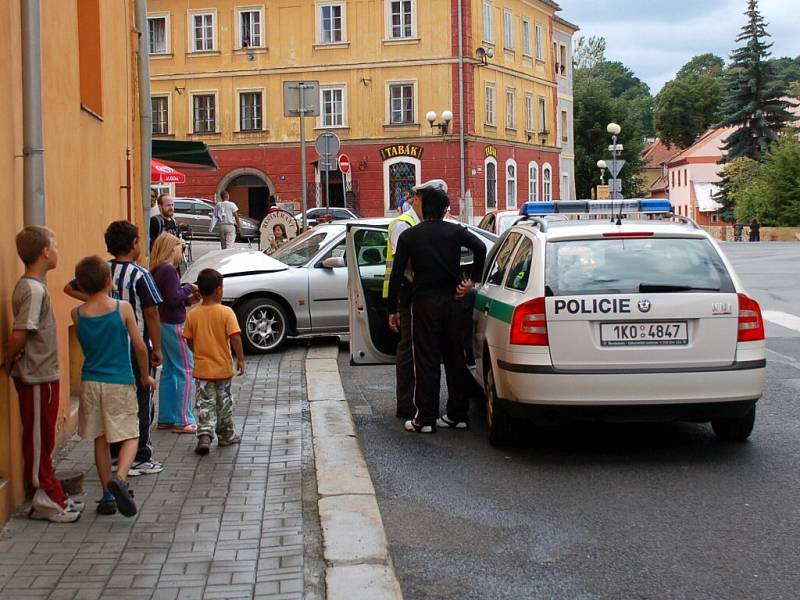 Dopravní nehoda u Kasárního náměstí v Chebu