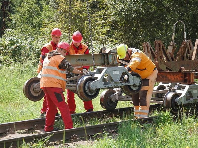 PRÁCE NA POSLEDNÍ ČÁSTI třetího tranzitního koridoru na trati Cheb Cheb státní hranice jsou v plném proudu. Stavebníci právě nyní připravují okolí kolem trati pro novou etapu. 