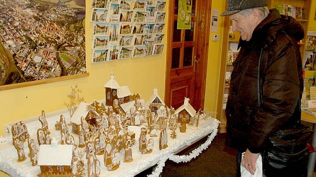 PERNÍKOVÝ BETLÉM autorky Aleny Lísalové z Habartova v chebském infocentru obdivoval i Petr Novotný z Chebu. Podle něho se jedná o příjemnou vánoční výzdobu. 