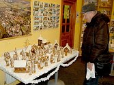 PERNÍKOVÝ BETLÉM autorky Aleny Lísalové z Habartova v chebském infocentru obdivoval i Petr Novotný z Chebu. Podle něho se jedná o příjemnou vánoční výzdobu. 