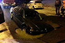 V chebské ulici Lidická se v noci z pátka na sobotu propadla část vozovky. V kráteru uvízlo auto taxislužby. 