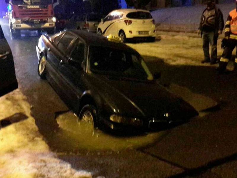 V chebské ulici Lidická se v noci z pátka na sobotu propadla část vozovky. V kráteru uvízlo auto taxislužby. 