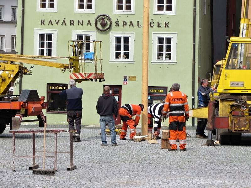 Pracovníci chebského infocentra a Chebských technických služeb postavili májku na chebském náměstí. 