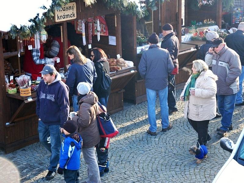 Letošní jedinečné vánoční trhy na chebském náměstí i přes týden lákají mnoho Chebanů i lidí z okolí.