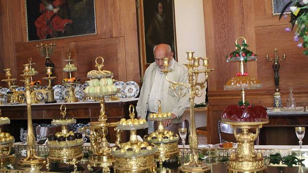 V takové podobě návštěvníci zámku Kynžvart už v sobotu uvidí banket se sladkými pochoutkami. Přípravy na výstavu kompletní stolní soupravy trvaly půl roku.