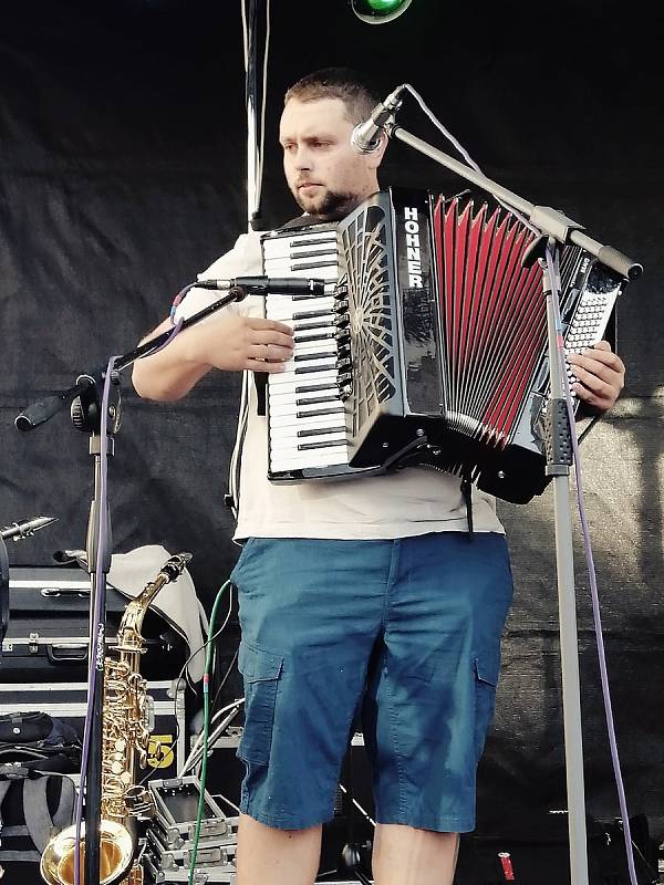 Začínající, nadějná, šestičlenná kapela Zavěšený kafe vznikla v době covidu a má dobře našlápnuto. Hraje folk-rock s prvky amerického i českého country.