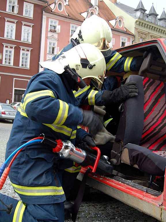 Evropský týden mobility na chebském náměstí Krále Jiřího  zásah hasičů