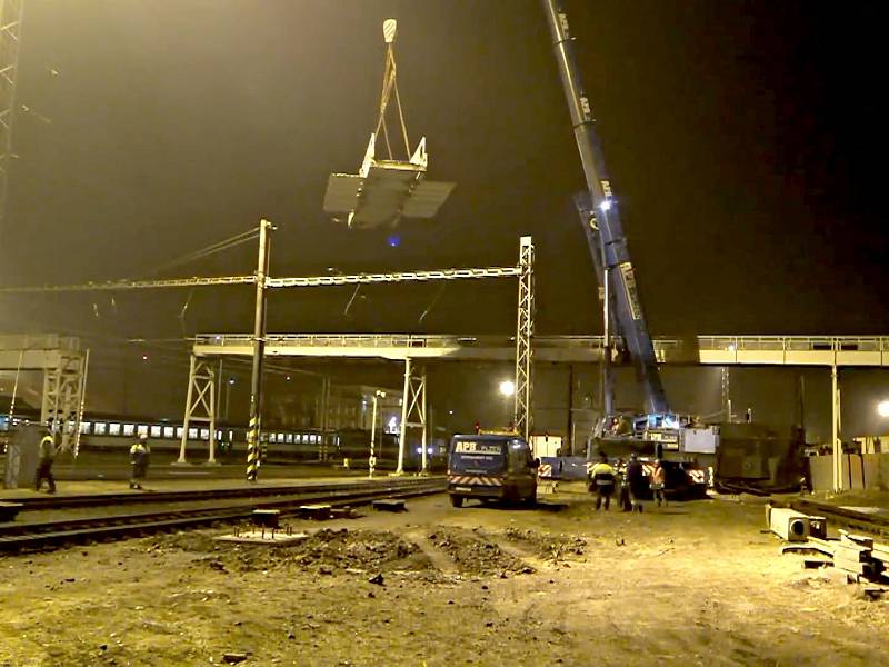 Tři sta metrů dlouhé a tři sta tun vážící ocelová lávka na chebském nádraží jde k zemi.