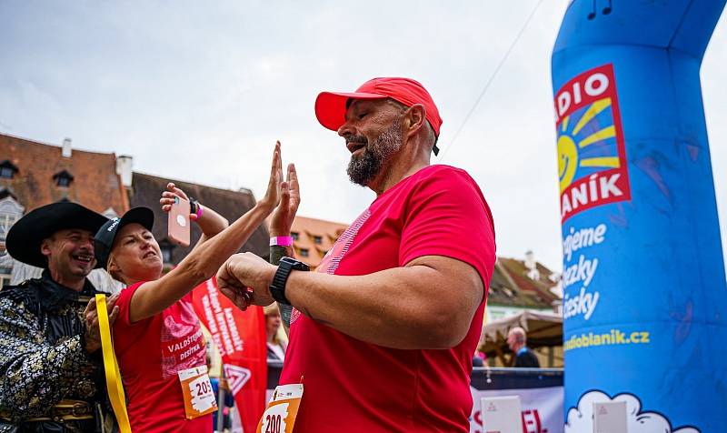 Běžci z celé České republiky i dalších zemí se před chebským Špalíčkem sejdou v sobotu 27. srpna a organizátoři z Rozběhnito.cz si pro ně opět připravili velké sportovní odpoledne.