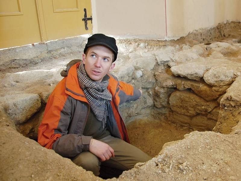 JIHOZÁPADNÍ KOUT středověkého kostela v Křižovatce na Chebsku ukazoval archeolog Filip Prekop. 