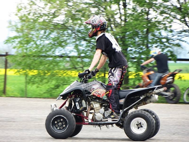 Kaskadérští amatéři z téměř celé republiky se sjeli na takzvaný Stuntplac v Dolních Dvorech u Chebu.