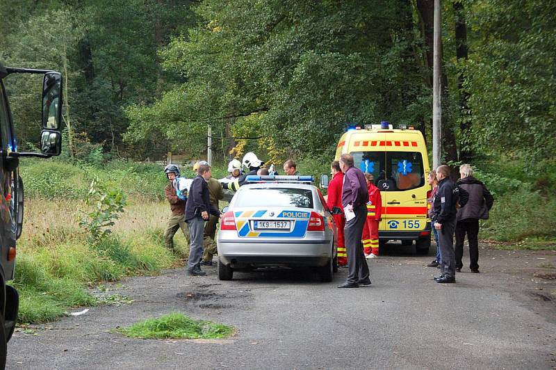 PRACOVNÍ ÚRAZ se stal 36letému muži v chebském Poohří. Multikára ho přimáčkla na Avii. Událost šetří policie. 