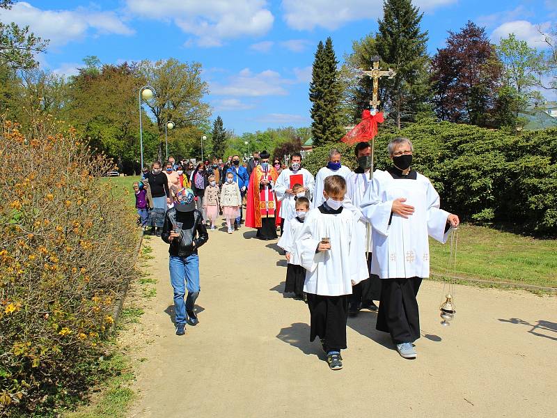 Během žehnání pramenům museli lidé dodržovat epidemiologická nařízení.