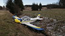 Poblíž Mariánských Lázní, nedaleko obce Rájov, spadlo v pondělí po poledni ultralehké dvoumístné letadlo.