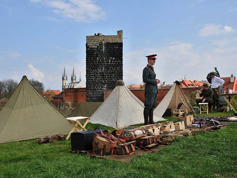 Hrad Cheb už také slavnostně odstartoval do nové sezóny. ´Hájili jsme hrad´ to byl podtitul jejího zahájení. 