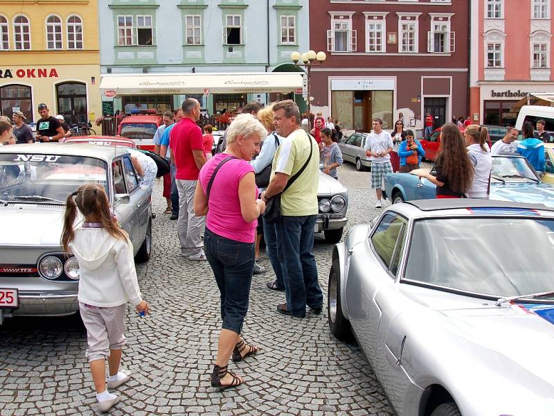 Náměstí Krále Jiřího z Poděbrad v Chebu v neděli odpoledne zaplnila hasičská technika z Německa. K vidění byly historické vozy, které sem zajíždějí každé dva roky.