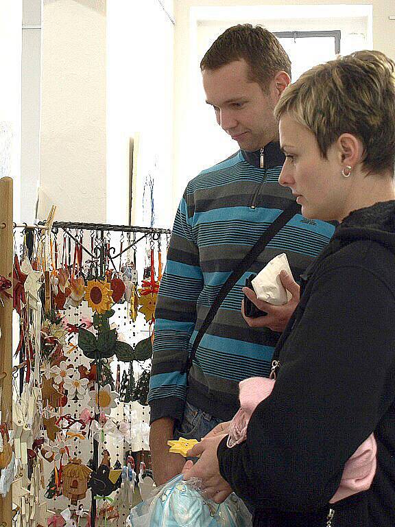 PALIČKOVÁNÍ bylo jedním z řemesel na Vánočním trhu ve františkolázeňské Galerii Brömse, které hosty zaujalo.