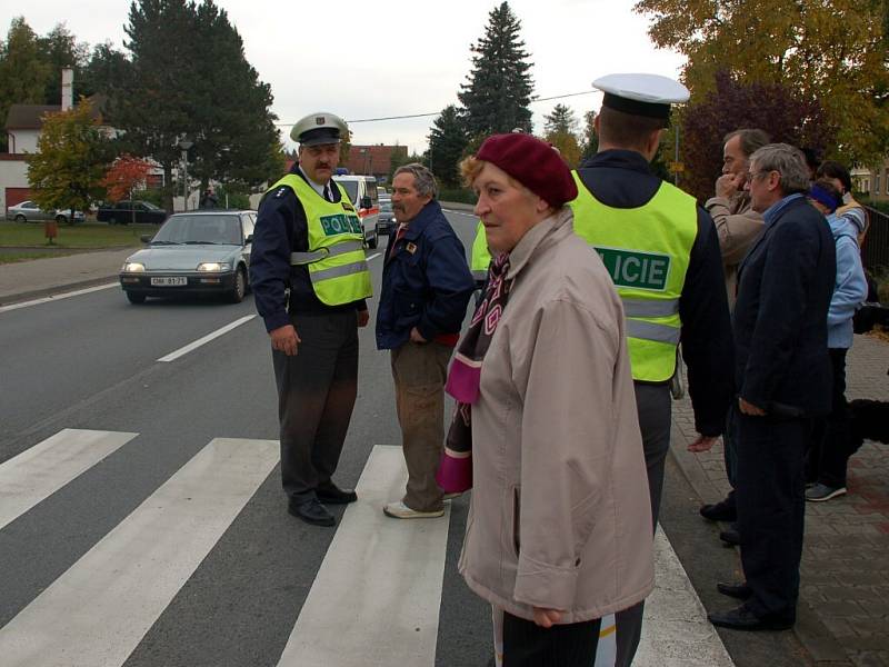 Blokáda přechodu pro chodce v Drmoulu. Předem ohlášenou akci přerušovali dopravní policisté