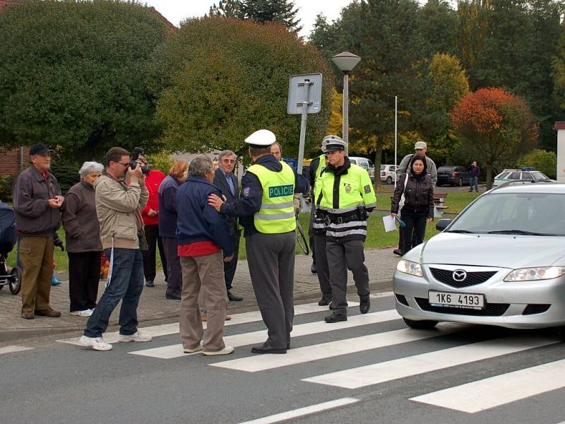 Blokáda přechodu pro chodce v Drmoulu. Předem ohlášenou akci přerušovali dopravní policisté