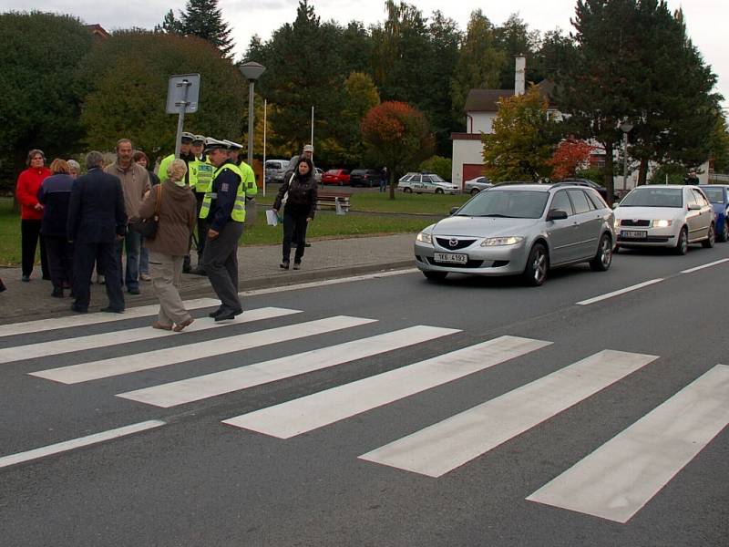 Blokáda přechodu pro chodce v Drmoulu. Předem ohlášenou akci přerušovali dopravní policisté