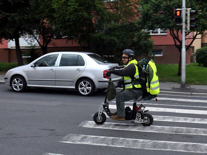 Miroslav Mondek na koloběžce s motorem vyrazil na další část svého putování okolo Česka. Tentokrát z Chebu do jižních Čech