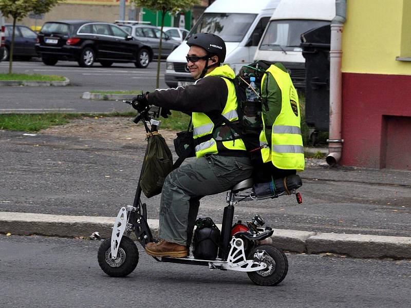 Miroslav Mondek na koloběžce s motorem vyrazil na další část svého putování okolo Česka. Tentokrát z Chebu do jižních Čech