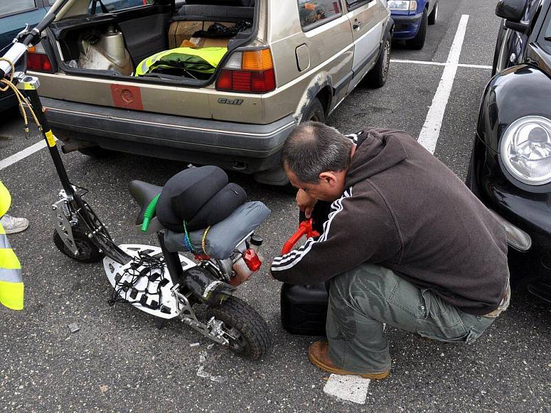 Miroslav Mondek na koloběžce s motorem vyrazil na další část svého putování okolo Česka. Tentokrát z Chebu do jižních Čech