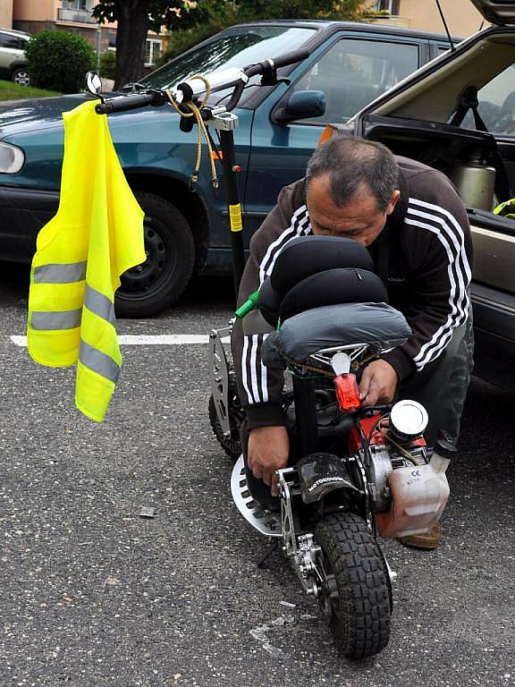 Miroslav Mondek na koloběžce s motorem vyrazil na další část svého putování okolo Česka. Tentokrát z Chebu do jižních Čech