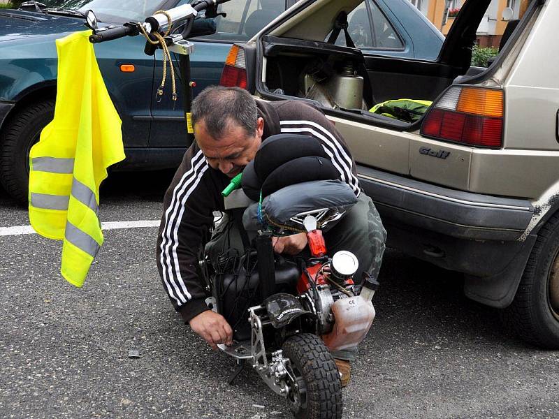 Miroslav Mondek na koloběžce s motorem vyrazil na další část svého putování okolo Česka. Tentokrát z Chebu do jižních Čech