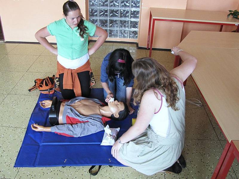 Na žáky osmých tříd čekala v chebském Poohří ukázka práce hasičů a zdravotníků. 