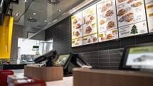 V centru Chebu se v pátek 17. prosince otevřely dveře restaurace McDonald’s. Ta nabízí 90 míst k  sezení uvnitř padesát osm míst na zahrádce, moderní interiér, digitální objednávkové kiosky i objednávky z auta - McDrive.