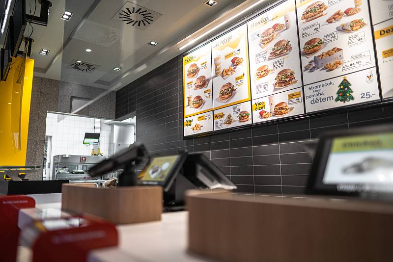 V centru Chebu se v pátek 17. prosince otevřely dveře restaurace McDonald’s. Ta nabízí 90 míst k  sezení uvnitř padesát osm míst na zahrádce, moderní interiér, digitální objednávkové kiosky i objednávky z auta - McDrive.