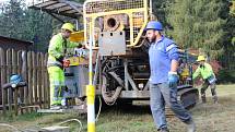 Vědci pomocí moderního stroje vyvrtali 400 metrů hlubokou jámu. Do ní posléze seismologové umístí seismometry, aby tak ještě více a podrobněji mohli sledovat západočeské seismické roje.