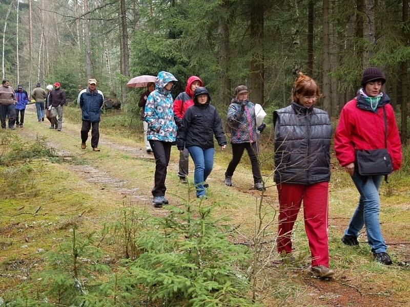 VE SVATÉM KŘÍŽI U CHEBU se setkali čeští a němečtí odpůrci kamionové dopravy a jihovýchodního obchvatu Chebu. 