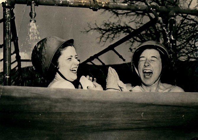 Zdravotní sestry Elizabeth O'Hara (vlevo)  a Marjorie Smith během výcviku v tábořě Carson v USA v roce 1944.