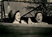 Zdravotní sestry Elizabeth O'Hara (vlevo)  a Marjorie Smith během výcviku v tábořě Carson v USA v roce 1944.