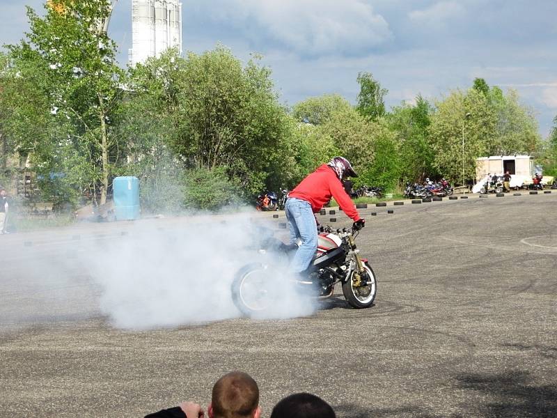 Kaskadérští amatéři z téměř celé republiky se sjeli na takzvaný Stuntplac v Dolních Dvorech u Chebu.