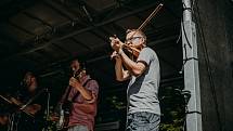 Začínající, nadějná, šestičlenná kapela Zavěšený kafe vznikla v době covidu a má dobře našlápnuto. Hraje folk-rock s prvky amerického i českého country.