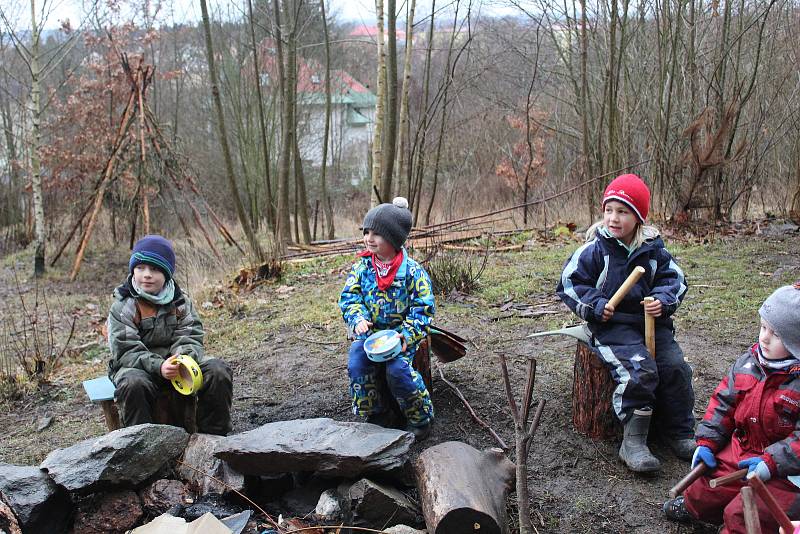 Děti v lesní školce v Mariánských Lázních tráví téměř veškerý čas venku.